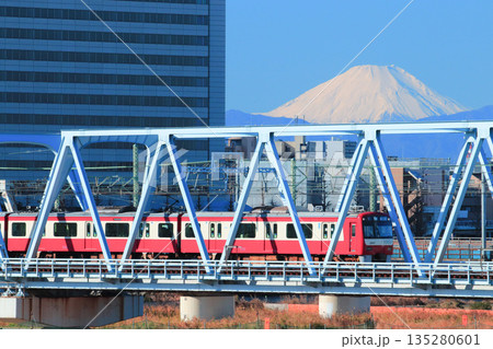 六郷の多摩川から見える霊峰富士。 135280601