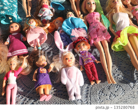 Antique flea market in Europe, Italy. Vintage items. Set of dolls on table, toys, background for design. Antique flea market in Europe, Italy. Vintage items. Set of dolls on table, toys, background for design. 135280768