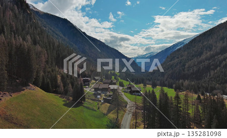 Small alpine village in Austria mountains 135281098