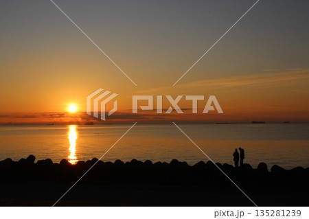 若洲海浜公園　日の出 135281239