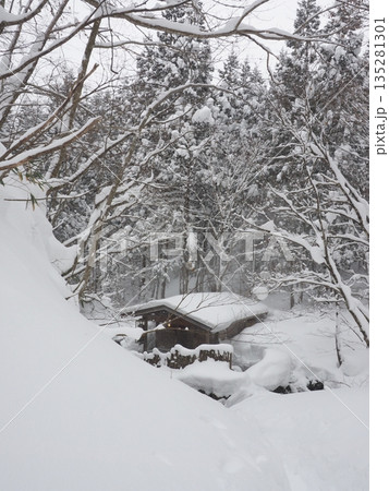 雪に包まれた露天風呂の外観 冬の森と灯り 雪見温泉の風景 雪に包まれた露天風呂の外観 冬の森と灯り 雪見温泉の風景 135281301