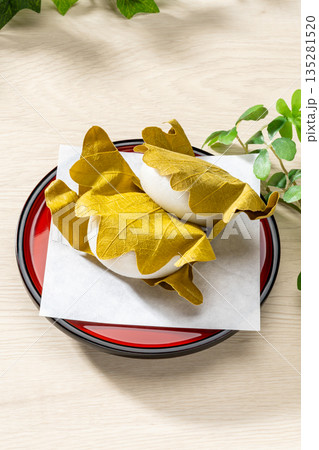 こどもの日の伝統和菓子・柏餅 135281520
