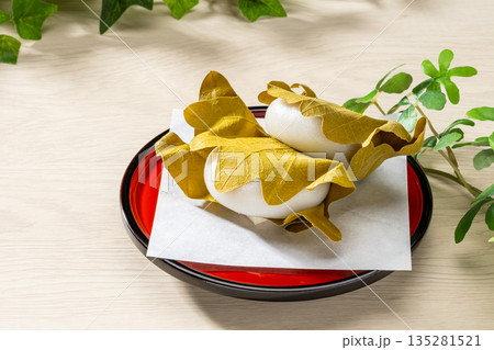 こどもの日の伝統和菓子・柏餅 135281521