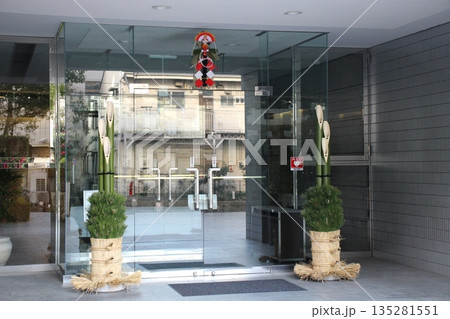 新年飾り 門松 ビル入口 新年飾り 門松 ビル入口 135281551