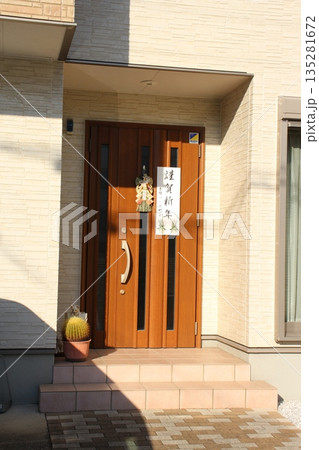 新年飾り 住宅 新年飾り 住宅 135281672