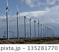 風力発電タービンが並ぶ再生可能エネルギーの風景 / Wind Turbines and Renewa 135281770