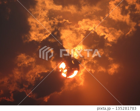 雲の隙間から太陽 135281783