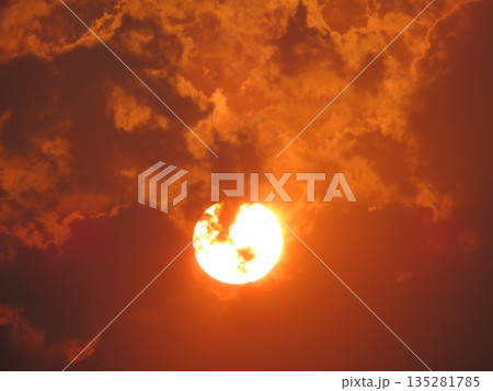 雲の隙間から太陽 135281785