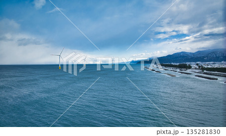日本の富山県東部にある入善町沿岸の冬の風景 135281830