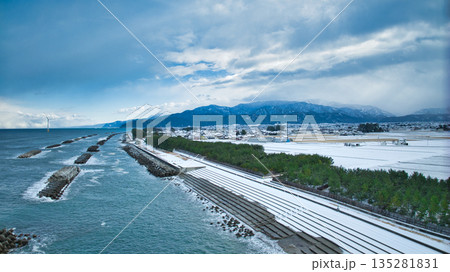 日本の富山県東部にある入善町沿岸の冬の風景 日本の富山県東部にある入善町沿岸の冬の風景 135281831