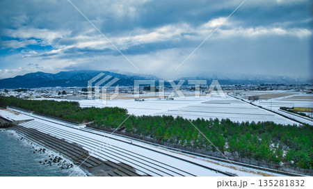 日本の富山県東部にある入善町沿岸の冬の風景 日本の富山県東部にある入善町沿岸の冬の風景 135281832