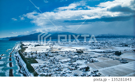 日本の富山県東部にある入善町沿岸の冬の風景 135281843