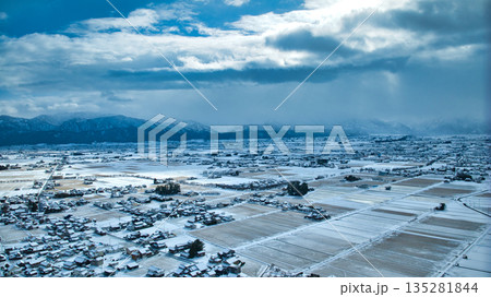 日本の富山県東部にある入善町沿岸の冬の風景 日本の富山県東部にある入善町沿岸の冬の風景 135281844