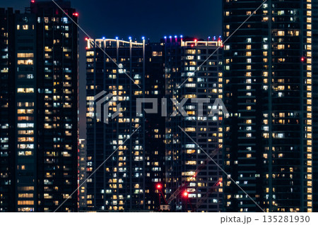 夜のタワマン、タワーマンションの風景、東京湾岸の密集したマンション 夜のタワマン、タワーマンションの風景、東京湾岸の密集したマンション 135281930