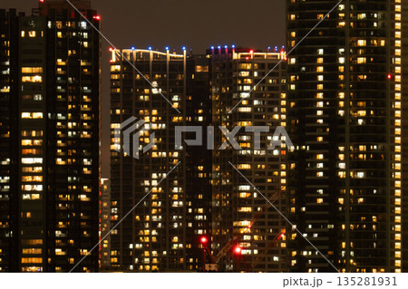 夜のタワマン、タワーマンションの風景、東京湾岸の密集したマンション 135281931