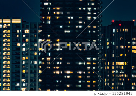 夜のタワマン、タワーマンションの風景、東京湾岸の密集したマンション 夜のタワマン、タワーマンションの風景、東京湾岸の密集したマンション 135281943