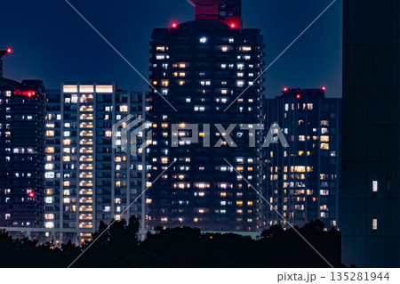 夜のタワマン、タワーマンションの風景、東京湾岸の密集したマンション 135281944