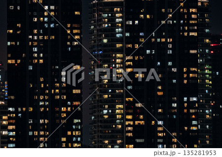 夜のタワマン、タワーマンションの風景、東京湾岸の密集したマンション 夜のタワマン、タワーマンションの風景、東京湾岸の密集したマンション 135281953