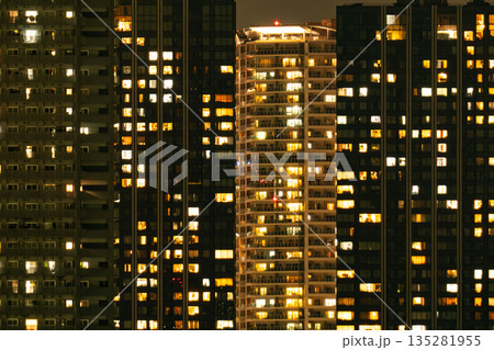 夜のタワマン、タワーマンションの風景、東京湾岸の密集したマンション 135281955