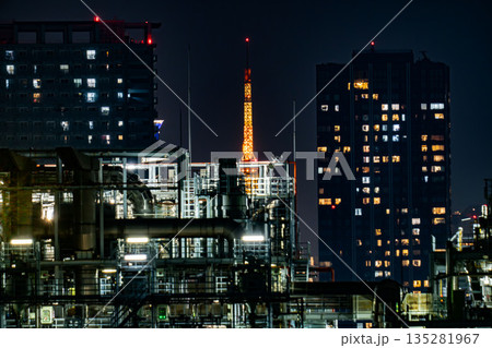 夜のタワマン、タワーマンションの風景、東京湾岸の密集したマンション 135281967