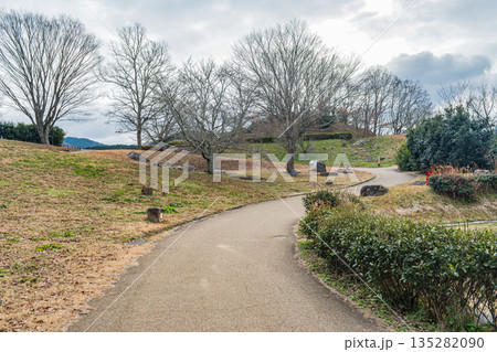 高松塚古墳への道 奈良県明日香村 高松塚古墳への道 奈良県明日香村 135282090