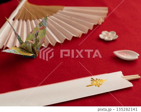 折り鶴と扇子と寿の割り箸 135282141