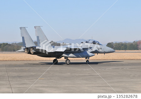 地上のF-15戦闘機 135282678