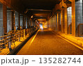 夜のトンネルの明かり 135282744