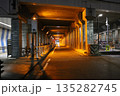 夜のトンネルの明かり 135282745