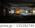 夜のトンネルの明かり 135282746