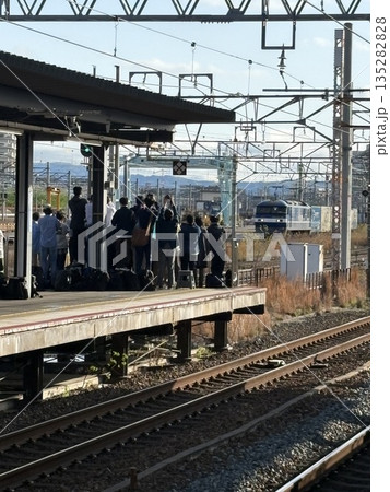 電車を待っている撮り鉄 135282828