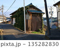 雑草の生えたツタの絡んだ廃屋古い家 135282830