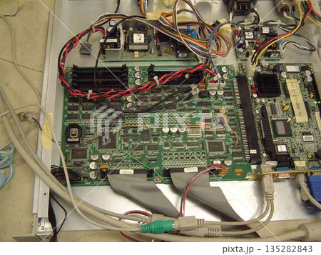 電子機器の内部に配置された複雑な基板と配線のクローズアップ。精密な電子回路と産業用システムの構造 電子機器の内部に配置された複雑な基板と配線のクローズアップ。精密な電子回路と産業用システムの構造 135282843