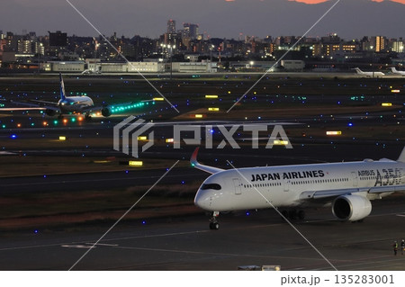 夜間飛行に向けて地上走行する旅客機 135283001