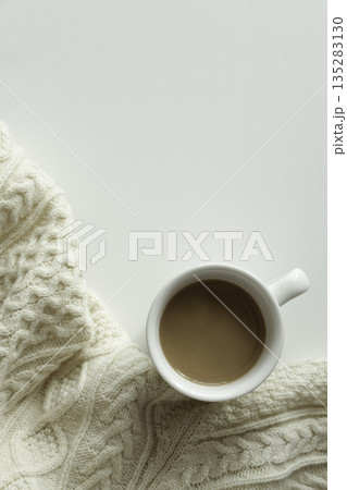 ニットの上のカフェオレ 俯瞰 コピースペース 135283130