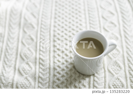ケーブルニットの上のカフェオレ ぬくもり背景 余白 ケーブルニットの上のカフェオレ ぬくもり背景 余白 135283220