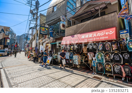 横須賀・スカジャン専門店が並ぶどぶ板通りの街並み 横須賀・スカジャン専門店が並ぶどぶ板通りの街並み 135283271