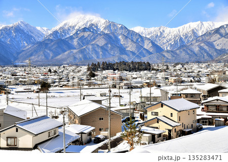 長野県大町市大町より蓮華岳方面を望む(長野県大町市)【2026.1】 135283471