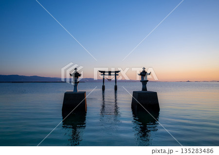 夕暮れの海の鳥居 135283486