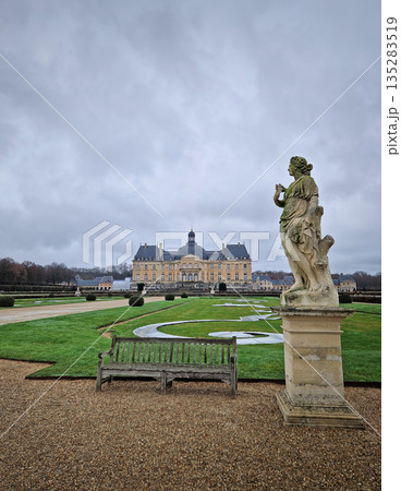 Maincy, France - December 11, 2025: Majestic Chateau de Vaux-le-Vicomte with view from the garden. Gravel paths with symmetrical manicured hedges, and antique classical statues of baroque masterpiece Maincy, France - December 11, 2025: Majestic Chateau de Vaux-le-Vicomte with view from the garden. Gravel paths with symmetrical manicured hedges, and antique classical statues of baroque masterpiece 135283519