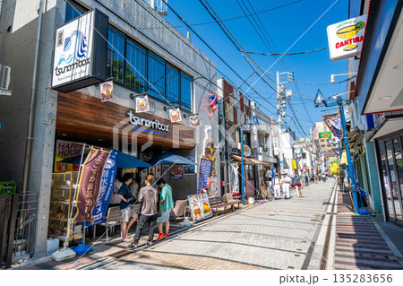 横須賀・どぶ板通りの人気レストラン「TSUNAMI BOX」と晴天の街並み 135283656
