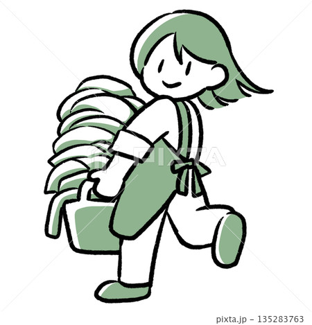 洗濯物を運ぶ笑顔のショートヘアの女性 135283763