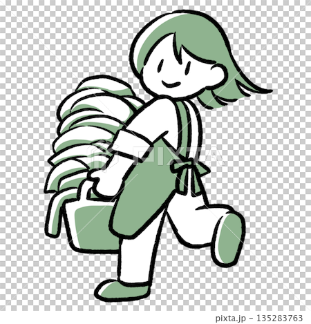 洗濯物を運ぶ笑顔のショートヘアの女性 135283763