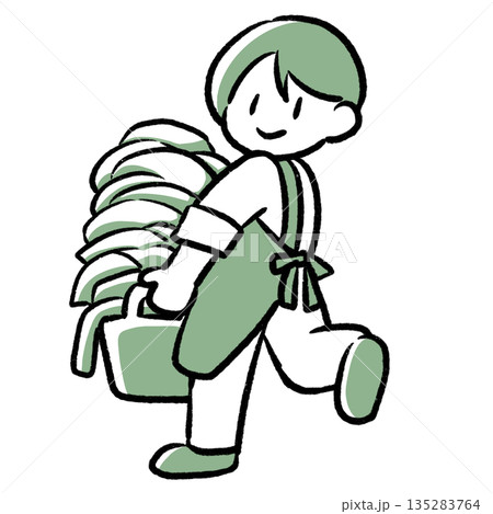 洗濯物を運ぶ笑顔の男性 洗濯物を運ぶ笑顔の男性 135283764