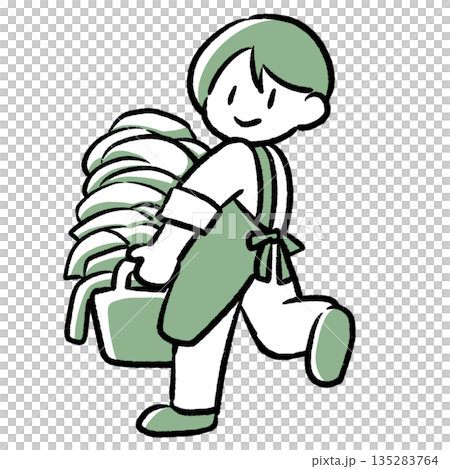 洗濯物を運ぶ笑顔の男性 洗濯物を運ぶ笑顔の男性 135283764