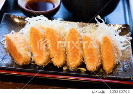 美味しいレアカツサーモン 135283766