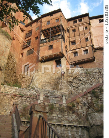 断崖に建つアルバラシンの赤茶色の家々 135283888