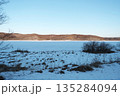 冬の結氷した達古武湖 北海道釧路町 135284094