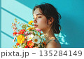 花束を持つ女性　フィルム風粒子加工 135284149