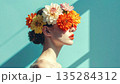 花で目元を隠した女性のアートポートレート　フィルム風粒子加工 135284312